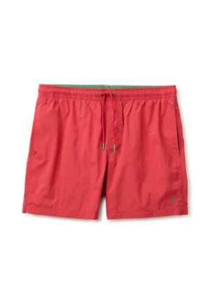 Costume da bagno da uomo rosso con vita elastica, coulisse, tasche laterali e piccolo logo sull'orlo della gamba sinistra su sfondo bianco.