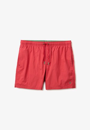 Costume da bagno da uomo rosso con vita elastica, coulisse, tasche laterali e piccolo logo sull'orlo della gamba sinistra su sfondo bianco.