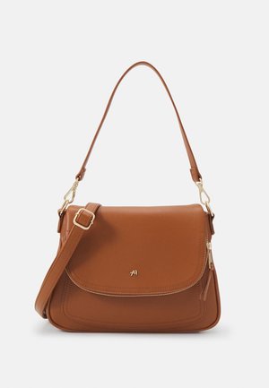 Braune Lederschultertasche mit Klappverschluss, goldenem Reißverschluss, kleinem Logo und verstellbarem Riemen auf weißem Hintergrund.