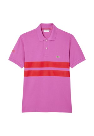 Rosa polo skjorta i bomull med klassisk krage, prydd med två horisontella röda ränder och en liten grön logotyp på bröstet.