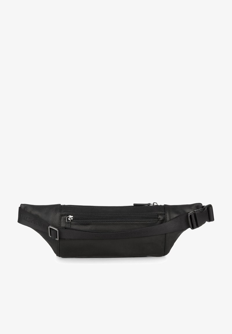 Marsupio in pelle nera con una texture liscia, scomparti con cerniera e tracolla regolabile. Presenta un dettaglio con il logo sul lato.