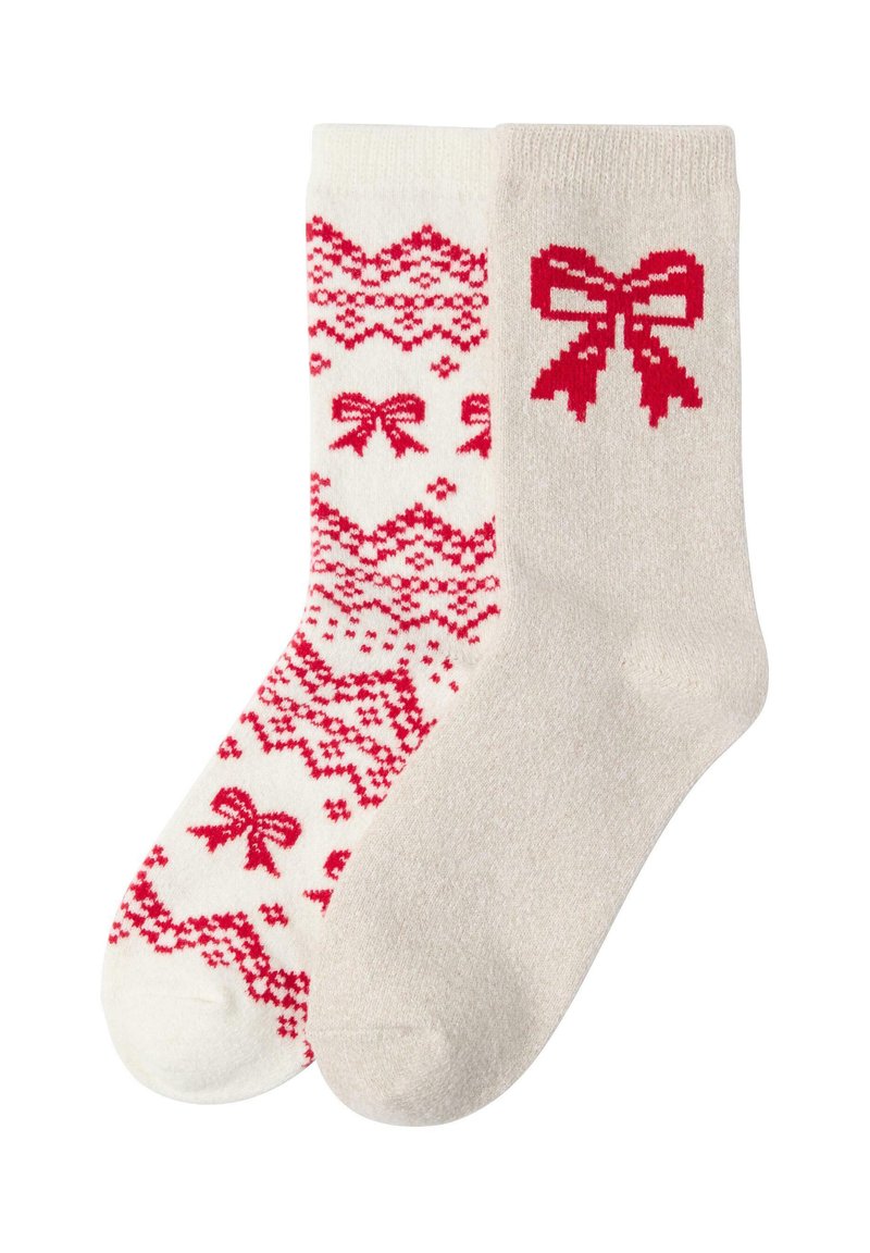 Skarpetki w czerwono-białe wzory; jedna skarpetka ma kokardki i geometryczny wzór, podczas gdy druga jest jednolita beżowa z grafiką czerwonej kokardki.