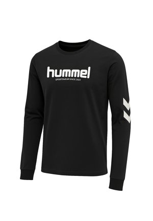 Czarna sportowa koszula z długim rękawem z białym logo "hummel". Posiada szare akcenty w kształcie chevronu na lewym rękawie. Wykonana z miękkiego materiału.