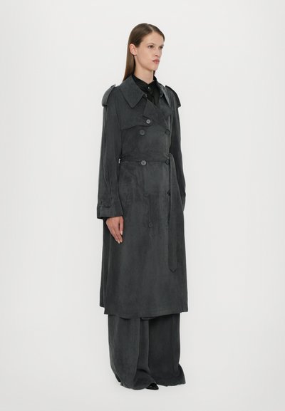 Lange, charcoalgrijze trenchcoat van zacht suede, met een grote kraag, dubbele knopen en een bijpassende riem. Ruime pasvorm.