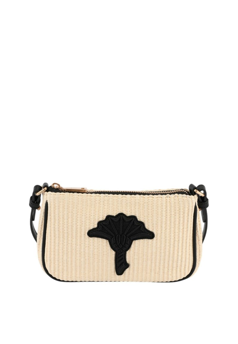 Borsa a mano intrecciata beige con accentuata fiore di stoffa nera, forma rettangolare, rifiniture nere, chiusura a zip e tracolla staccabile.