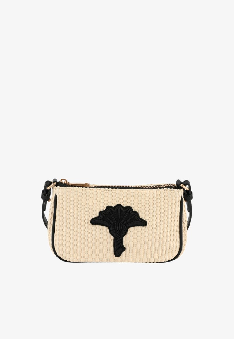 Borsa a mano intrecciata beige con accentuata fiore di stoffa nera, forma rettangolare, rifiniture nere, chiusura a zip e tracolla staccabile.
