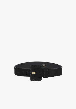 Cintura in suede nero con un design ampio e piatto. Presenta una fibbia intrecciata e un accento dorato. Include cinque fori per la regolazione delle dimensioni.