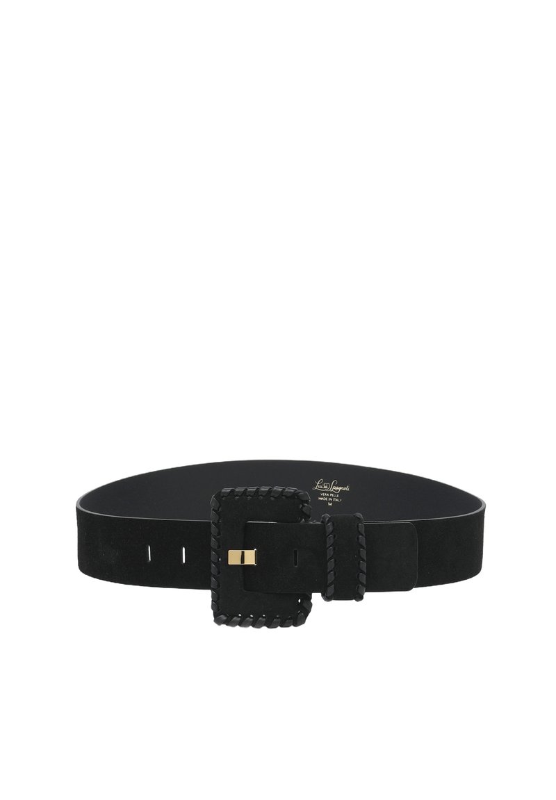 Curea din suede negru, cu un design lat și plat. Prezintă o cataramă împletită și un accent auriu. Include cinci găuri pentru ajustare.