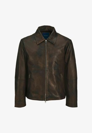 Hnědá kožená bunda s límcem, předním zipem a dvěma postranními kapsami na zip. Vyznačuje se hladkým povrchem a lehce opotřebovaným vzhledem.