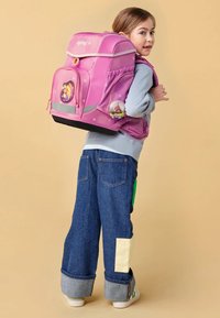 Zaino per bambini rosa con motivo a stelle, tasca frontale con grafiche, base nera e spallacci regolabili.