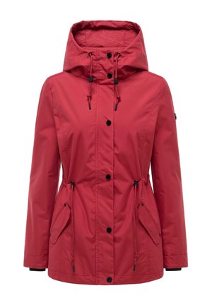 Długa damska czerwona kurtka z kapturem, czarnymi guzikami, sznurkami w talii i kapturze oraz dwoma kieszeniami z klapą z przodu.