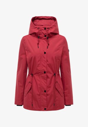 Długa damska czerwona kurtka z kapturem, czarnymi guzikami, sznurkami w talii i kapturze oraz dwoma kieszeniami z klapą z przodu.