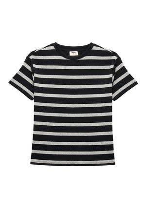 Camiseta de rayas negras y grises con mangas cortas, textura acanalada y cuello redondo. Vista frontal, sin detalles ni adornos adicionales.