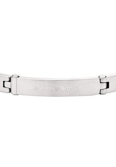 Bracelet en acier inoxydable avec une finition polie, un design élégant, et le logo "Emporio Armani" gravé sur une surface plate.