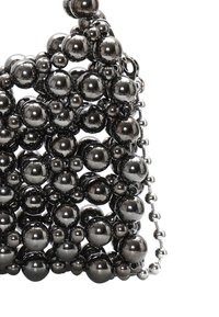 Metalická černá kabelka s korálky, která má jedinečný kulatý design, s korálky různých velikostí a řetízkem pro snadné nošení.
