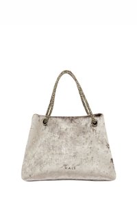 Grijze fluwelen tas met een gestructureerd oppervlak, twee gevlochten metalen bandjes en een subtiel logo aan de onderkant. Rechthoekige vorm, ruim ontwerp.