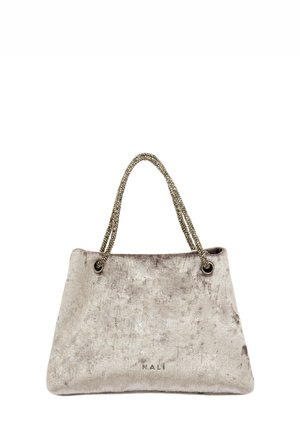 Grijze fluwelen tas met een gestructureerd oppervlak, twee gevlochten metalen bandjes en een subtiel logo aan de onderkant. Rechthoekige vorm, ruim ontwerp.