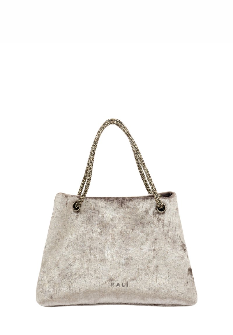 Grijze fluwelen tas met een gestructureerd oppervlak, twee gevlochten metalen bandjes en een subtiel logo aan de onderkant. Rechthoekige vorm, ruim ontwerp.