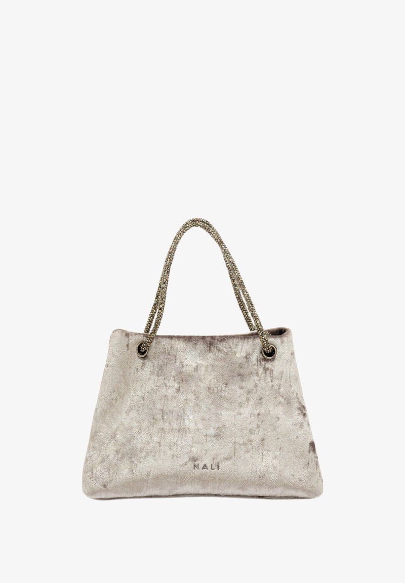 Grijze fluwelen tas met een gestructureerd oppervlak, twee gevlochten metalen bandjes en een subtiel logo aan de onderkant. Rechthoekige vorm, ruim ontwerp.