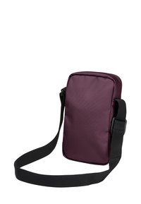Bordeaux crossbody tas gemaakt van duurzaam materiaal, met een rechthoekige vorm, een ritssluiting en een zwarte verstelbare strap.