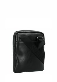 Borsa a tracolla in pelle nera con una superficie liscia, cintura regolabile e una tasca frontale. Presenta un logo discreto sulla tracolla.