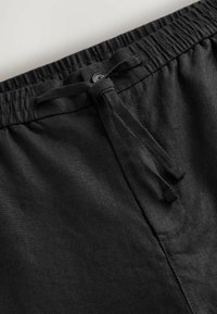 Unselected, black