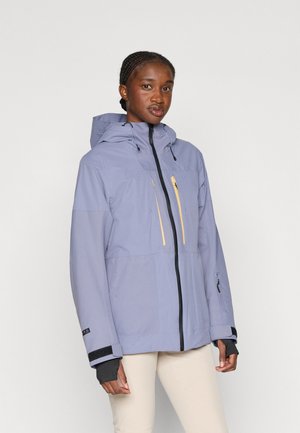 Svetlo vijolična vodoodporna jakna s kapuco, črn zadrge in rumenimi žepnimi zadrgami. Ima nastavljive manšete in gladko teksturo.