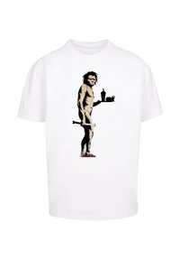 Tricou alb din bumbac, cu un imprimeu grafic reprezentând un om de neandertal care ține un suport cu o băutură și cartofi prăjiți, texturat cu detalii negre și maro distincte.