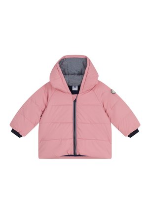 Doudoune rose pour enfants avec capuche, doublure rayée, fermeture éclair frontale et poignets noirs aux manches, présentée sur fond blanc.