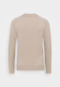 Jasnobeżowy sweter z długim rękawem, okrągłym dekoltem i ściągaczami. Miękka tekstura, dopasowany krój i rękawy raglanowe. Brak wzorów lub akcentów.