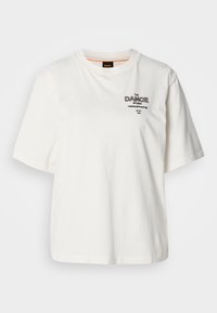 Biele bavlnené tričko s okrúhlym výstrihom, krátkymi rukávmi a čiernym vyšívaným nápisom "THE DANCE STUDIO" na prednej strane.