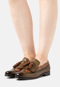 Melvin & Hamilton SELINA - Sapatos sem atacadores - olive/brown