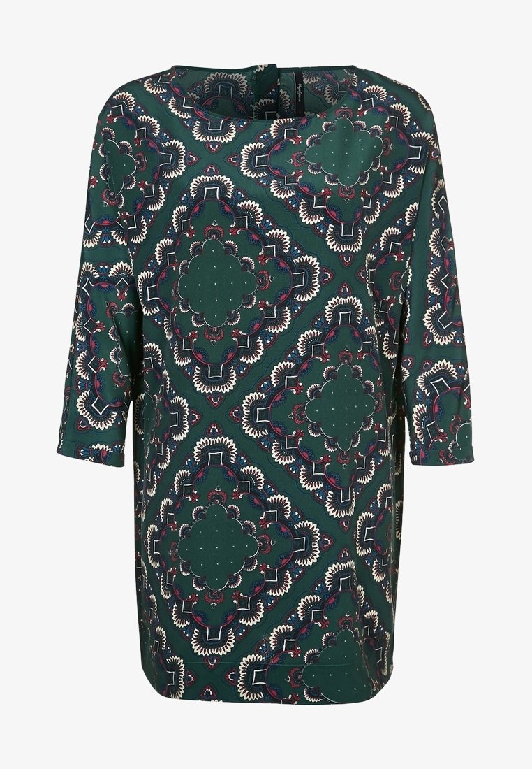 Grön mönstrad klänning med trekvartslånga ärmar, som har intrikata blommönster i rött och vitt, tillverkad av ett mjukt tyg.