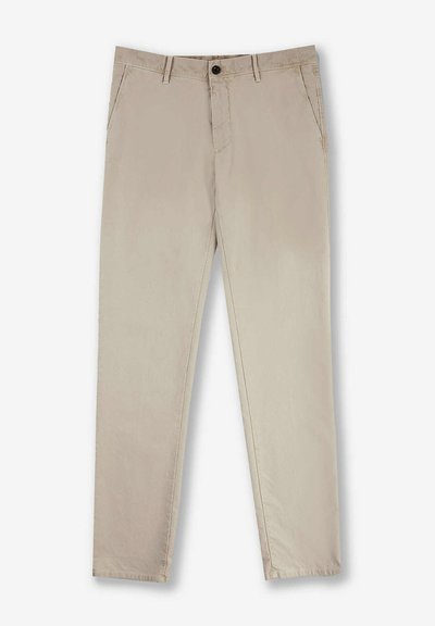 Chino in cotone beige con taglio dritto, frontale piatto e chiusura con un solo bottone. Presenta tasche laterali e posteriori, texture liscia.