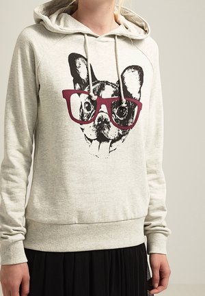 Hellgrauer Hoodie mit einem vorne aufgedruckten schwarz-weißen französischen Bulldoggen, der große rote Brillen trägt.