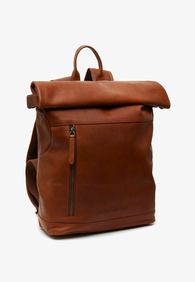 Zaino in pelle marrone con chiusura a sacca e roll-top, tasca frontale con zip e spallacci regolabili. Texture liscia con un design classico.