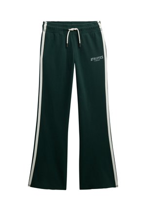 Pantalon de survêtement vert avec une taille élastique à cordon de serrage, des rayures blanches sur les côtés et le texte "ATHLETICS" imprimé sur le devant. Tissu doux et design avec jambes larges.