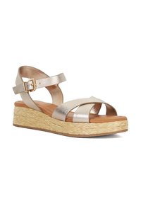 Metalen gouden vrouwen wedge sandalen met kruisstropen, verstelbare enkelgesp en een jute-wikkel wedge hak, met een bruin voetbed.