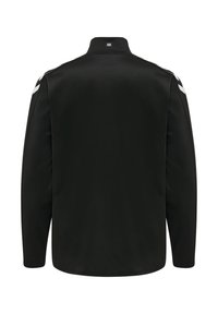 Jachetă neagră cu mâneci lungi și guler înalt, dungi albe în formă de viteză pe umeri și mic logo alb "XK" pe spatele gulerului.