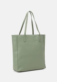 Sac fourre-tout vert en matériau synthétique lisse, doté de deux poignées robustes, de forme rectangulaire et d'un design minimaliste.