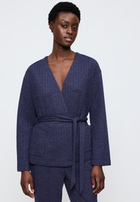 Donker marineblauwe robe van een textuurstof, met een wikkeldesign, lange mouwen en een gestrikte taille. Inclusief twee voorzakken.