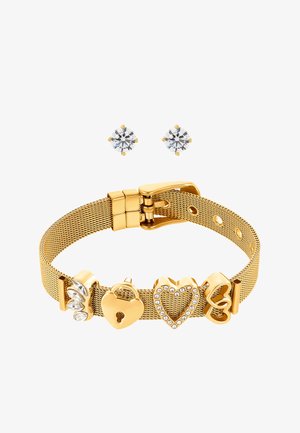 Złota siatkowa bransoletka z zawieszkami w kształcie serca i kłódki, ozdobiona przezroczystymi kryształami. W zestawie znajdują się pasujące kolczyki wkrętki z okrągłymi przezroczystymi kamieniami.