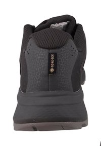 Czarny but sportowy z teksturowanym gumowym obcasem, siateczkowym wierzchem i brandingiem GORE-TEX z tyłu. Okrągły kształt i wyściółkowana podeszwa.