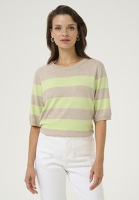 Beige en lichtgroen gestreepte trui met korte mouwen, ronde hals, een gladde textuur en een ontspannen pasvorm, gecombineerd met witte broek.