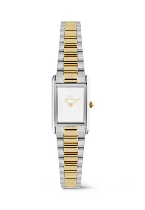 Téglalap alakú ezüst és arany karóra fehér számlappal, arany mutatókkal és két tónusú fém szíjjal, amely 10:10-et mutat.