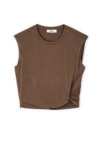 Bruine mouwloze top van zachte stof, met een ronde halslijn en een asymmetrische knoopdetails aan één kant voor extra textuur.
