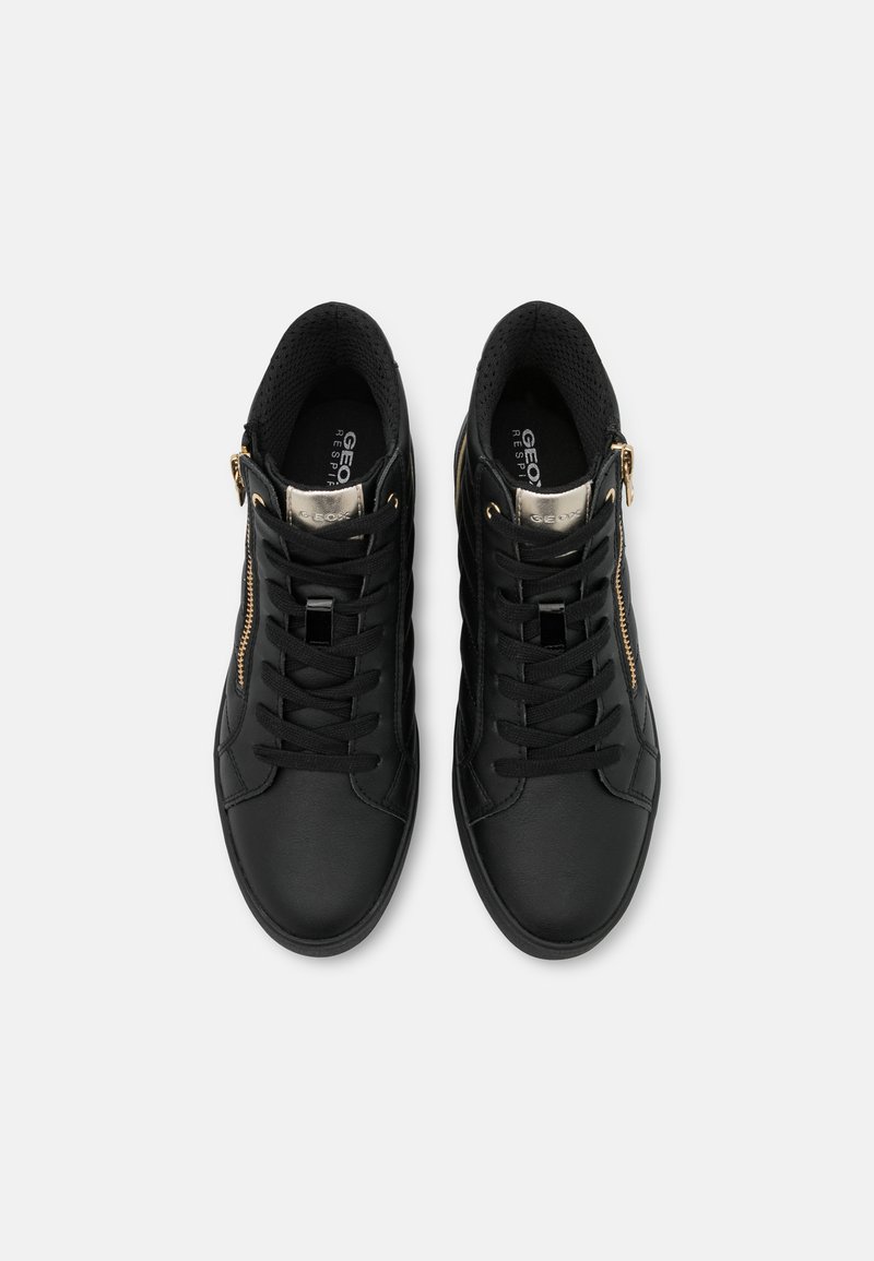 Baskets montantes noires en cuir, avec un upper texturé, des accents dorés et des zips sur les côtés. Lacets plats et col rembourré.