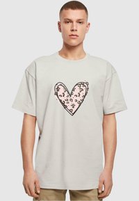 Merchcode VALENTINES DAY - LEOPARD HEART HEAVY  - Camiseta estampada - lightasphalt