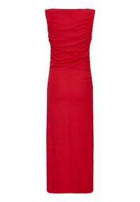 Vestido rojo entallado con diseño de escote barco, con fruncido en el corpiño y las costuras laterales, y una falda recta de longitud media.