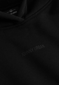 Felpa nera con cappuccio realizzata in un tessuto testurizzato, con un logo goffrato discreto, "JOHNNY URBAN," sul davanti. Design semplice e pulito.